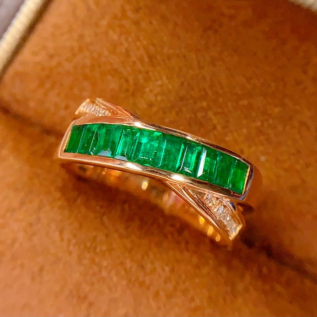 14k Gold 1.3 Ct Vivid Green Natural Emerald & Diamond Ring - 3