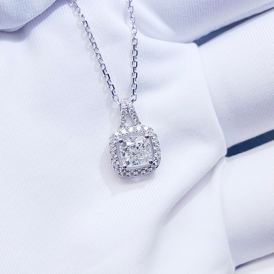 Gia Certified 14k Gold 0.5 Ct Natural J Vs2 Cushion Diamond Pendant( Without Chain ): Ref:231070434 // gold content:14k gold // main gemstone:diamond // certified:gia // shape:cushion // carat weight:0. 5ct // clarity grade:vs2 // color:j // treatment:natural // // adjacent gemstone 2