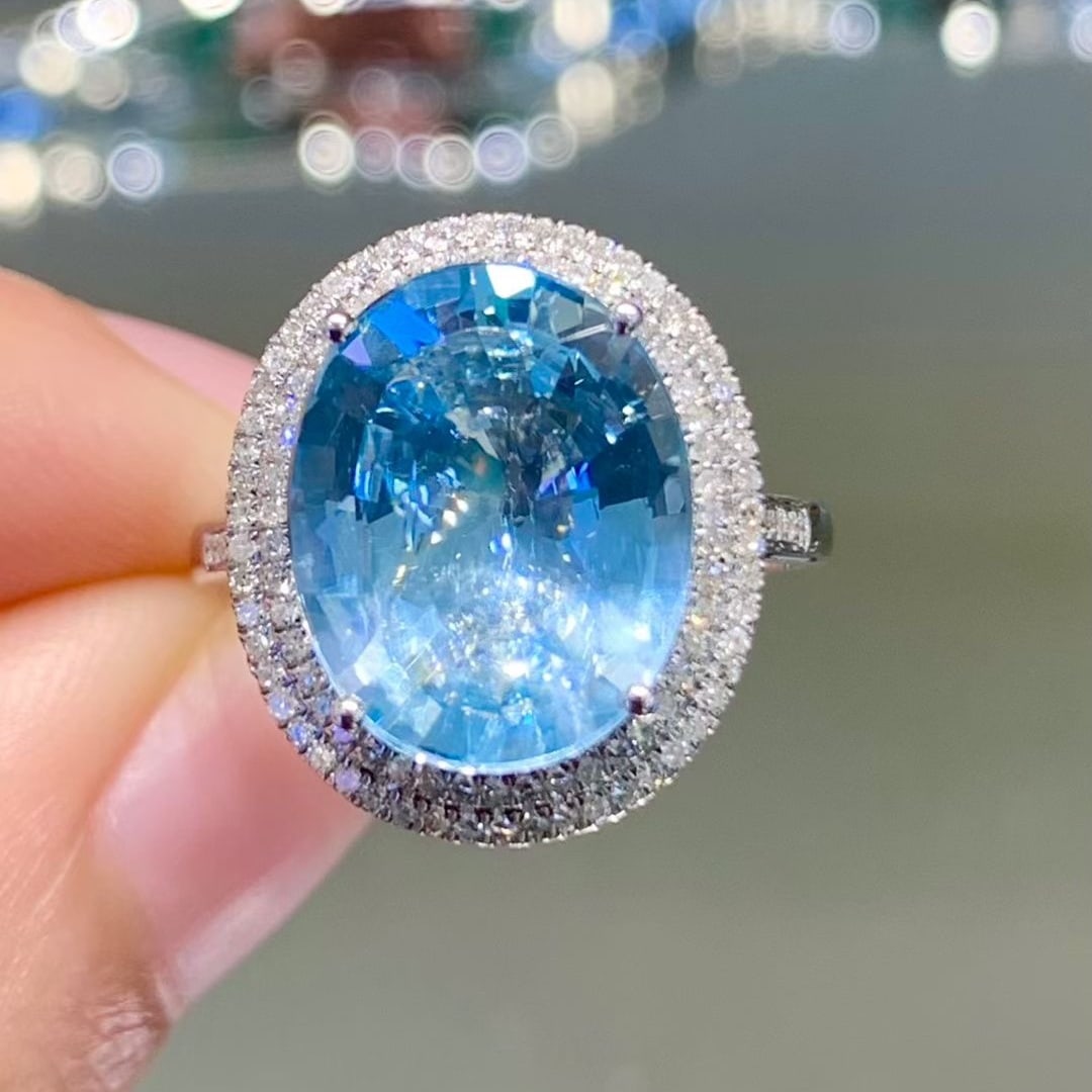 14k Gold 4.35 Ct Natural Aquamarine & Diamond Ring: Ref:231071014 // gold content:14k gold // ring size:7. 25us // // main gemstone:aquamarine // shape:oval // carat weight:4. 35ct // color:santa maria color // treatment:natural // // adjacent