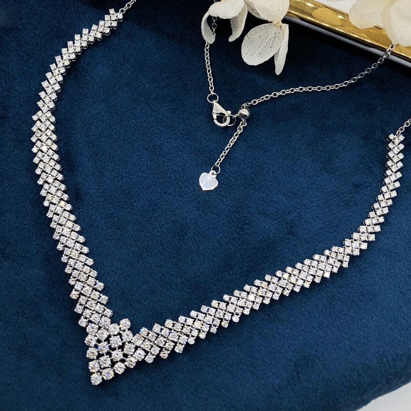 14k Gold 5.48 Ct Natural H Diamond Necklace: Ref:231071038 // gold content:14k gold // main gemstone:diamond // shape:round // carat weight:5. 48ct // clarity grade:vs-si // color:h // treatment:natural // cut grade:g // Low Estimate: 20000