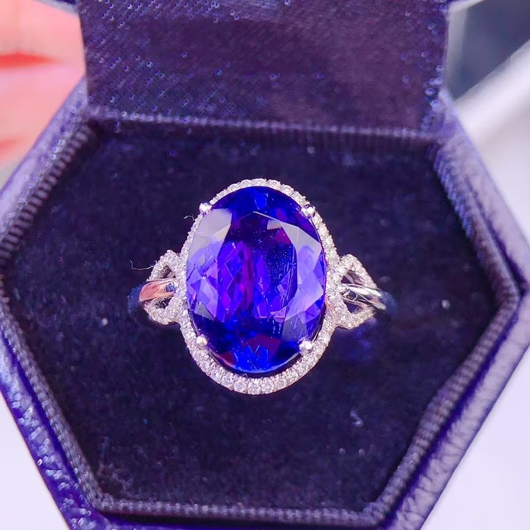 14k Gold 5 Ct Natural Tanzanite & Diamond Ring: Ref:231071110 // gold content:14k gold // ring size:7. 25us // // main gemstone:tanzanite // shape:oval // carat weight:5ct // color:blue // treatment:natural // // adjacent gemstone 2 : diamond //