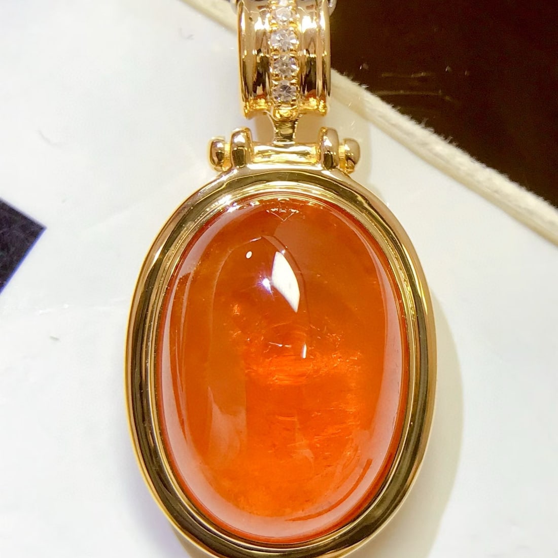 14k Gold 13.2 Ct Natural Spessartine & Diamond Pendant( Without Chain ): Ref:231071116 // gold content:14k gold // main gemstone:spessartine // shape:oval // carat weight:13. 2ct // color:orange // treatment:natural // // adjacent gemstone 2 : diamond // number of