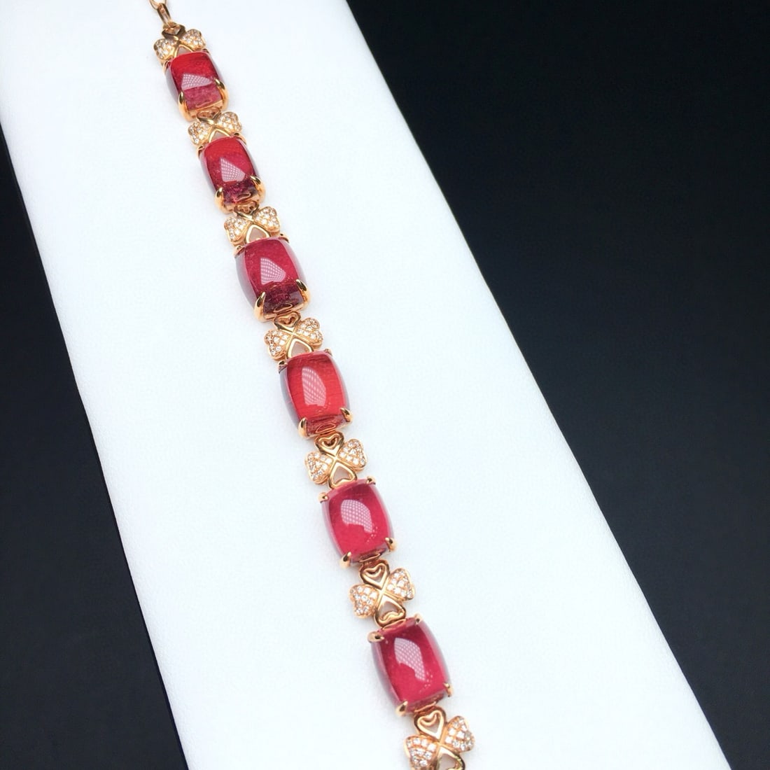 14k Gold 18.9 Ct Natural Tourmaline & Diamond Bracelet: Ref:231071117 // gold content:14k gold // main gemstone:tourmaline // shape:cushion // carat weight:18. 9ct // color:red // treatment:natural // // adjacent gemstone 2 : diamond // shape:round //