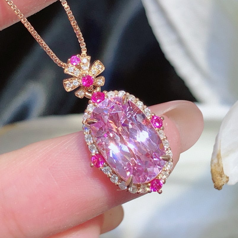 14k Gold 5.3 Ct Natural Kunzite & Diamond Pendant( Without Chain ): Ref:231071143 // gold content:14k gold // main gemstone:kunzite // shape:oval // carat weight:5. 3ct // color:purple // treatment:natural // // adjacent gemstone 2 : diamond // shape:round // clarity