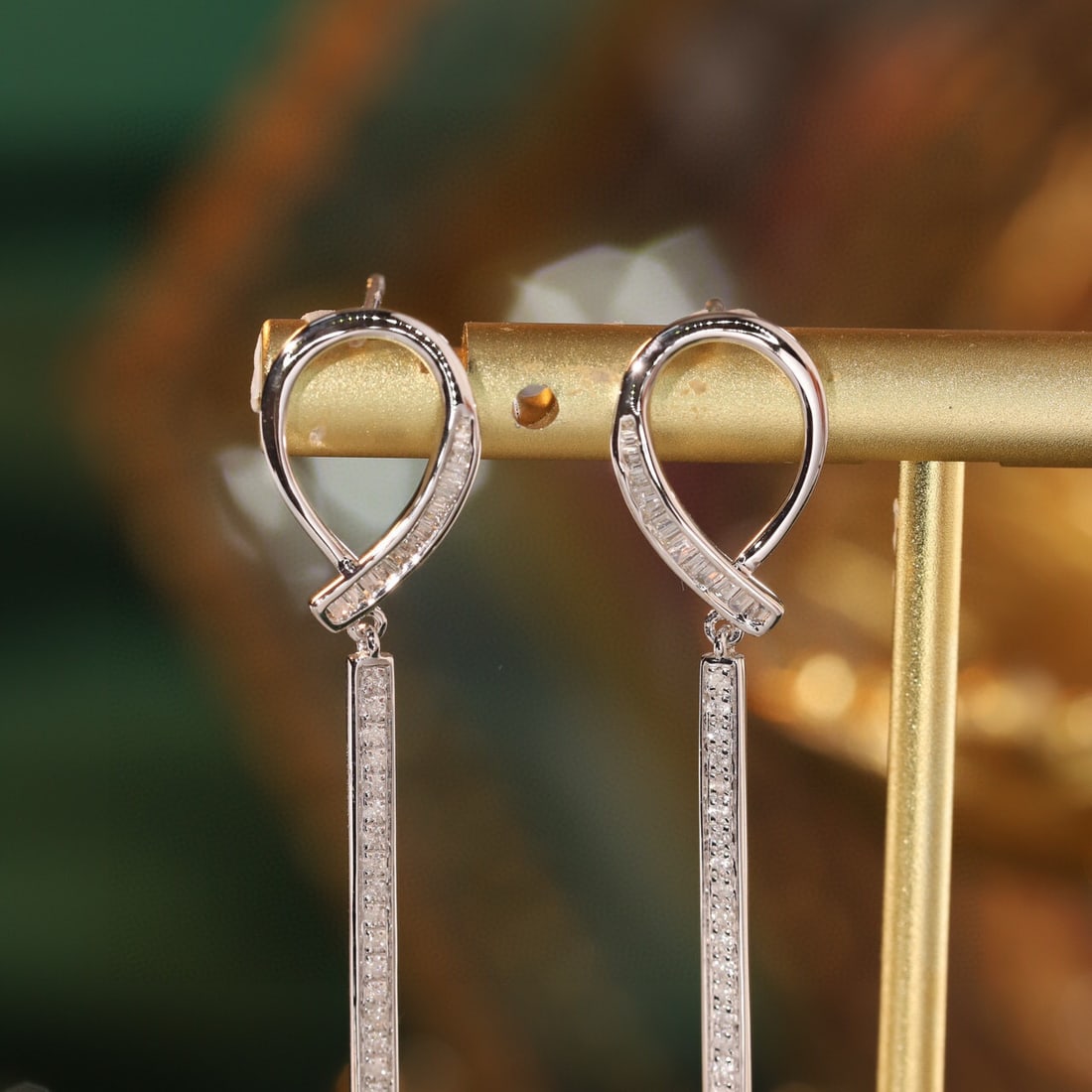 14k Gold 0.4 Ct Natural H Diamond Earrings: Ref:231071170 // gold content:14k gold // main gemstone:diamond // shape:multiple // carat weight:0. 4ct // clarity grade:vs-si // color:h // treatment:natural // Condition: New Low Estimate: 2900.00