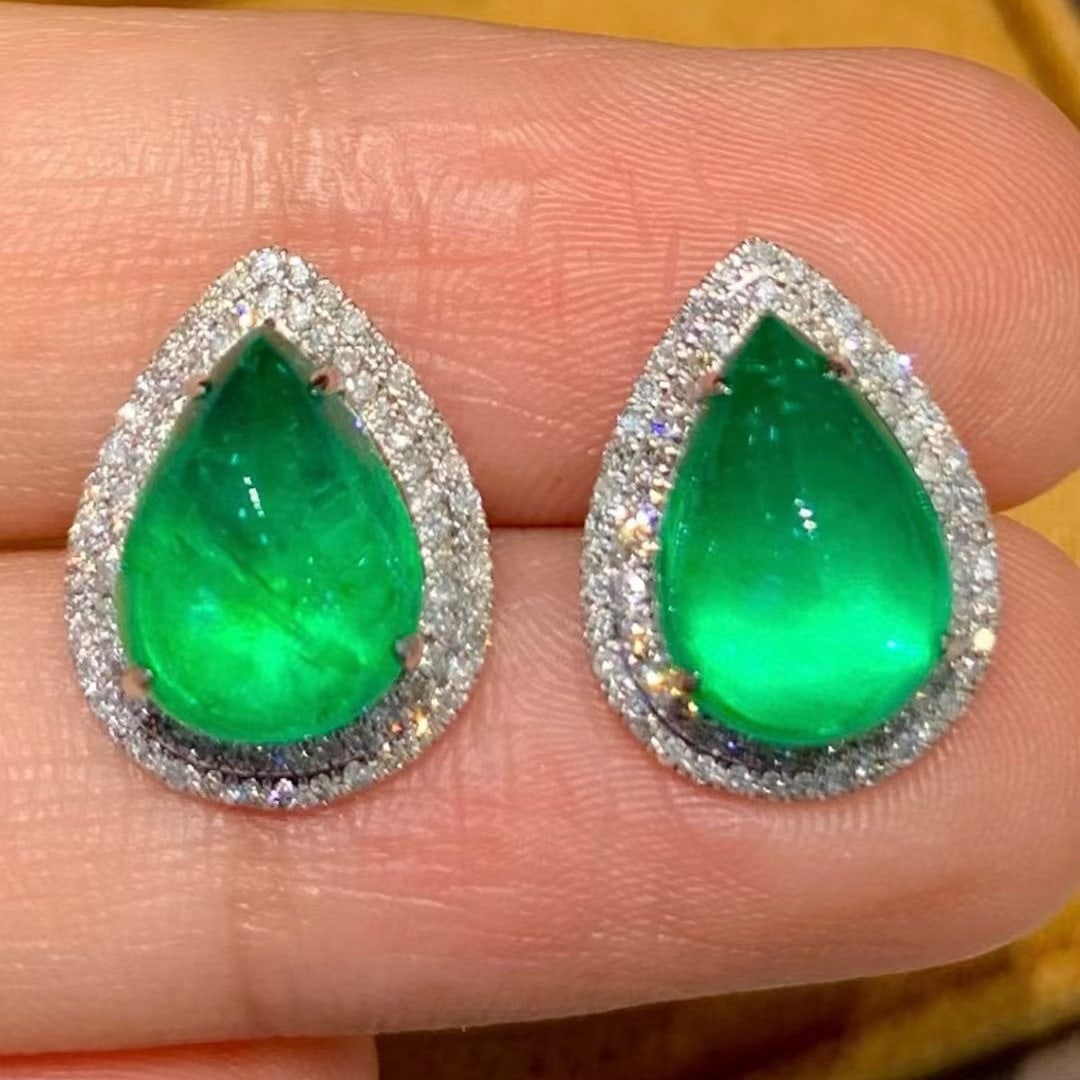 14k Gold 5.6 Ct Natural Emerald & Diamond Earrings: Ref:231071193 // gold content:14k gold // main gemstone:emerald // shape:pear // carat weight:5. 6ct // color:green // treatment:natural // // adjacent gemstone 2 : diamond // shape:round // clarity