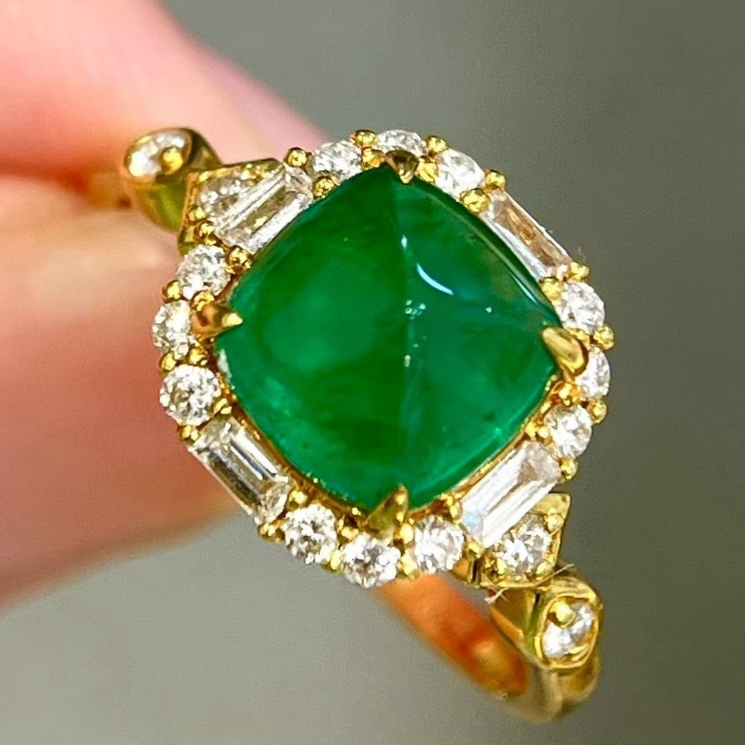 14k Gold 2.59 Ctw Vivid Green Natural Emerald & Diamond Ring: Ref:231071197 // gold content:14k gold // ring size:7. 25us // // main gemstone:emerald // shape:sugar-loaf // carat weight:2. 20ct // color:vivid green // treatment:natural // // adjacent gemstone 2