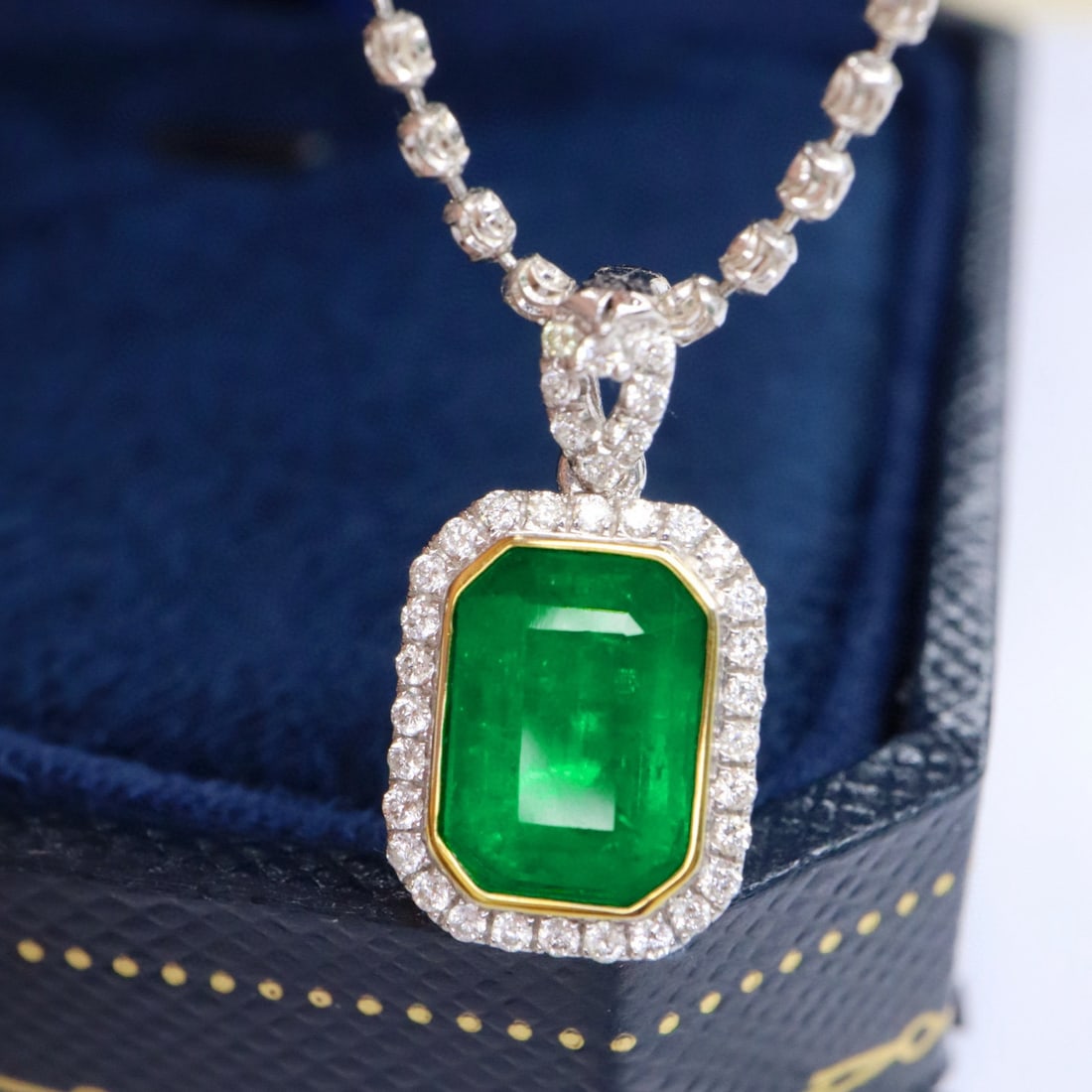 14k Gold 1.88 Ctw Vivid Green Natural Emerald & Diamond Pendant( Without Chain ): Ref:231071201 // gold content:14k gold // main gemstone:emerald // shape:octagonal // carat weight:1. 70ct // color:vivid green // treatment:natural // // adjacent gemstone 2 : diamond // shape:round