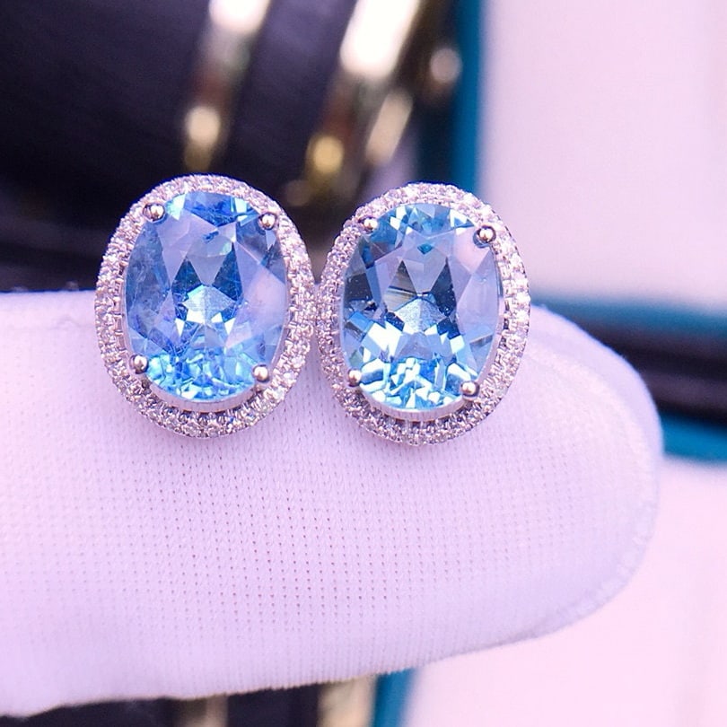 14k Gold 2.9 Ct Natural Aquamarine & Diamond Earrings: Ref:231071217 // gold content:14k gold // main gemstone:aquamarine // shape:oval // carat weight:2. 9ct // color:blue // treatment:natural // // adjacent gemstone 2 : diamond // shape:round // clarity