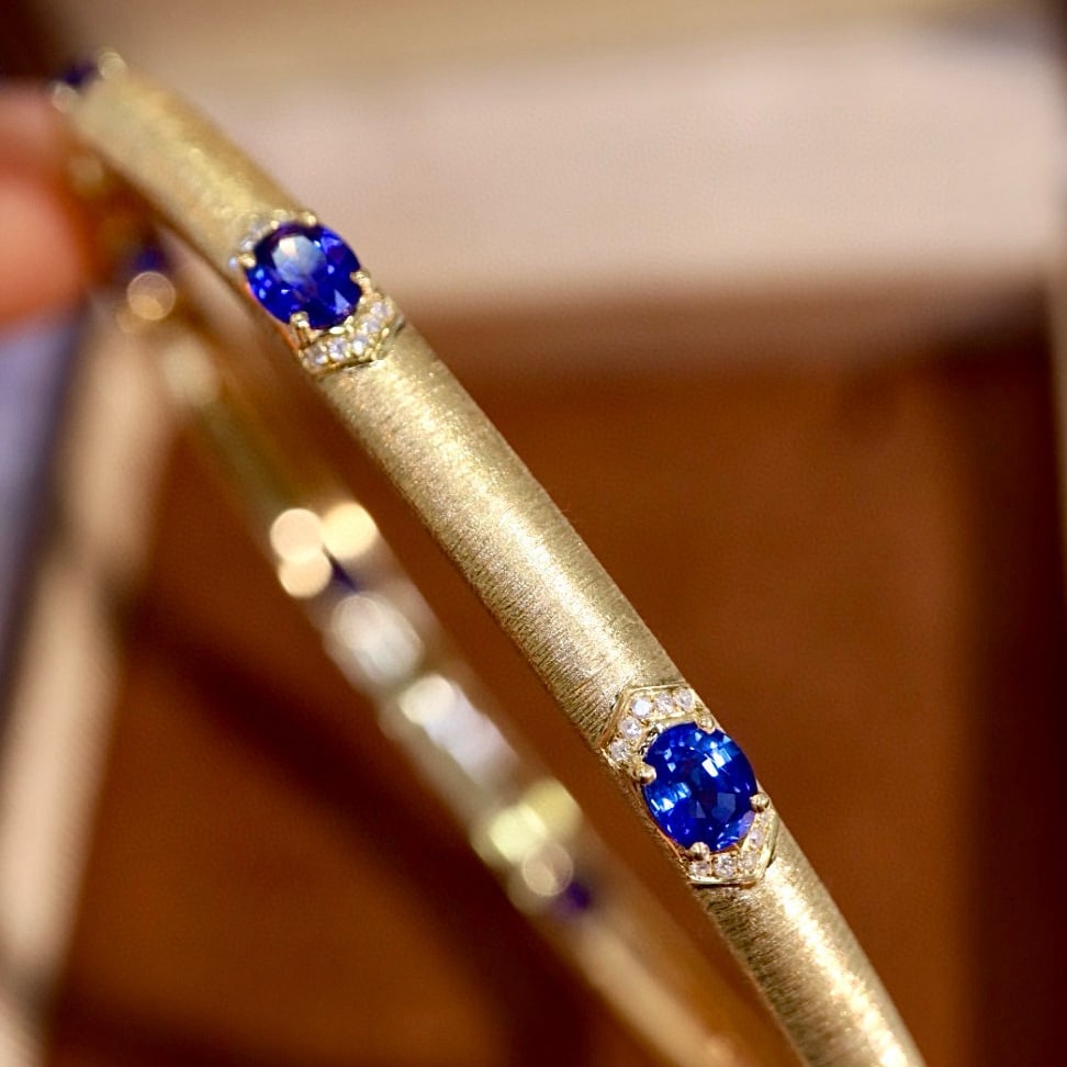 14k Gold 3.66 Ctw Vivid Blue Natural Sapphire & Diamond Bangle: Ref:231071236 // gold content:14k gold // main gemstone:sapphire // shape:oval // carat weight:3. 5ct // color:vivid blue // treatment:natural // // adjacent gemstone 2 : diamond // shape:round //