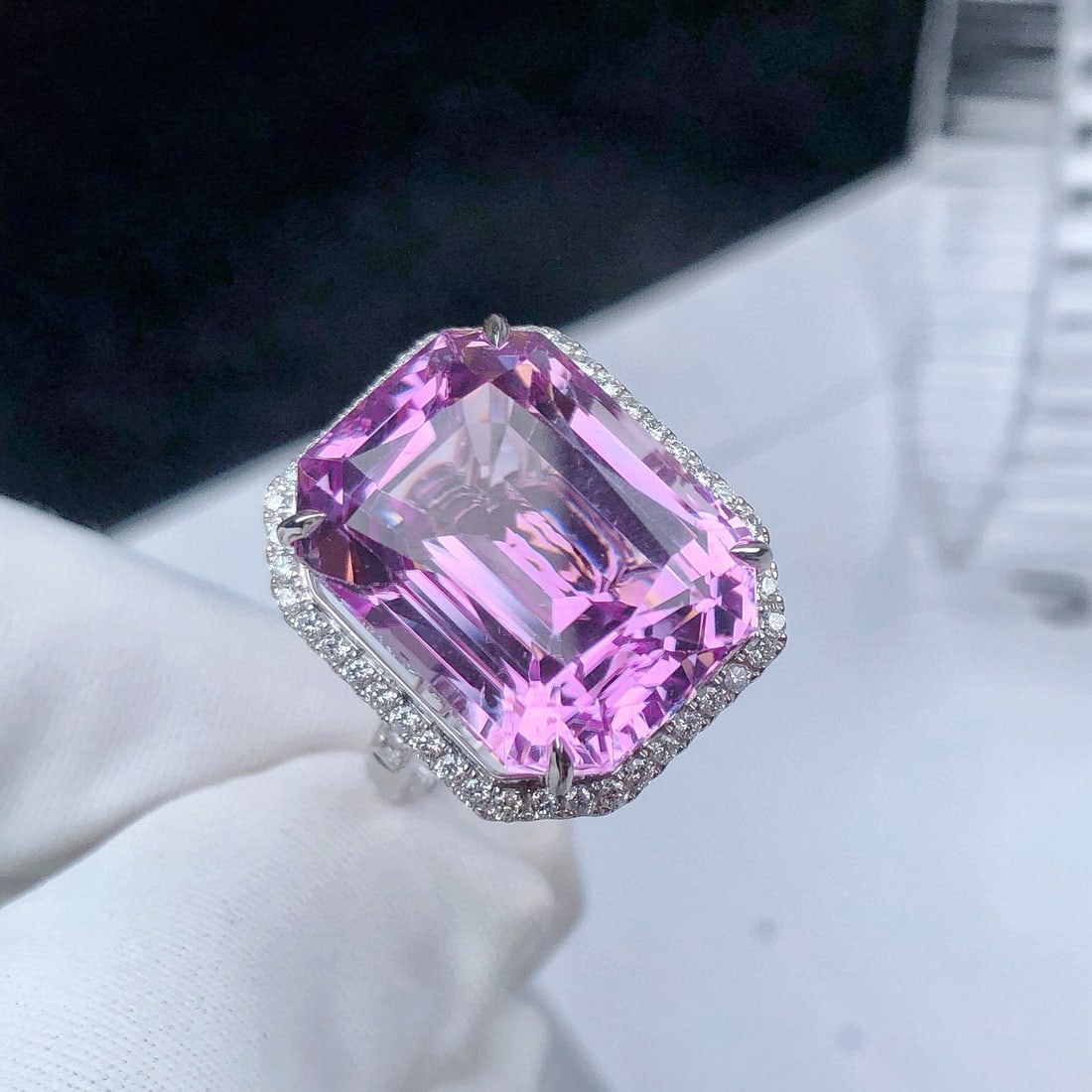 14k Gold 23.21 Ctw Natural Kunzite & Diamond Ring: Ref:231071255 // gold content:14k gold // ring size:7. 25us // // main gemstone:kunzite // shape:octagonal // carat weight:22. 71ct // color:purple // treatment:natural // // adjacent gemstone 2 :