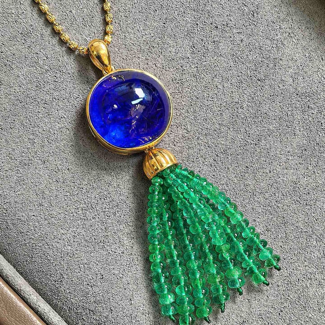 14k Gold 33.2 Ctw Natural Tanzanite & Emerald Pendant( Without Chain ): Ref:231071257 // gold content:14k gold // main gemstone:tanzanite // shape:round // carat weight:18. 2ct // color:blue // treatment:natural // cut grade:g // // adjacent gemstone 2 : emerald //