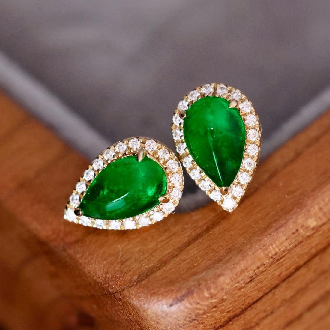 14k Gold 0.90 Ctw Vivid Green Natural Emerald & Diamond Earrings: Ref:231072016 // gold content:14k gold // main gemstone:emerald // shape:pear // carat weight:0. 8ct // color:vivid green // treatment:natural // // adjacent gemstone 2 : diamond // shape:round //