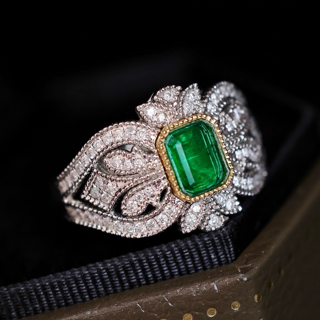 14k Gold 0.98 Ctw Vivid Green Natural Emerald & Diamond Ring - 2