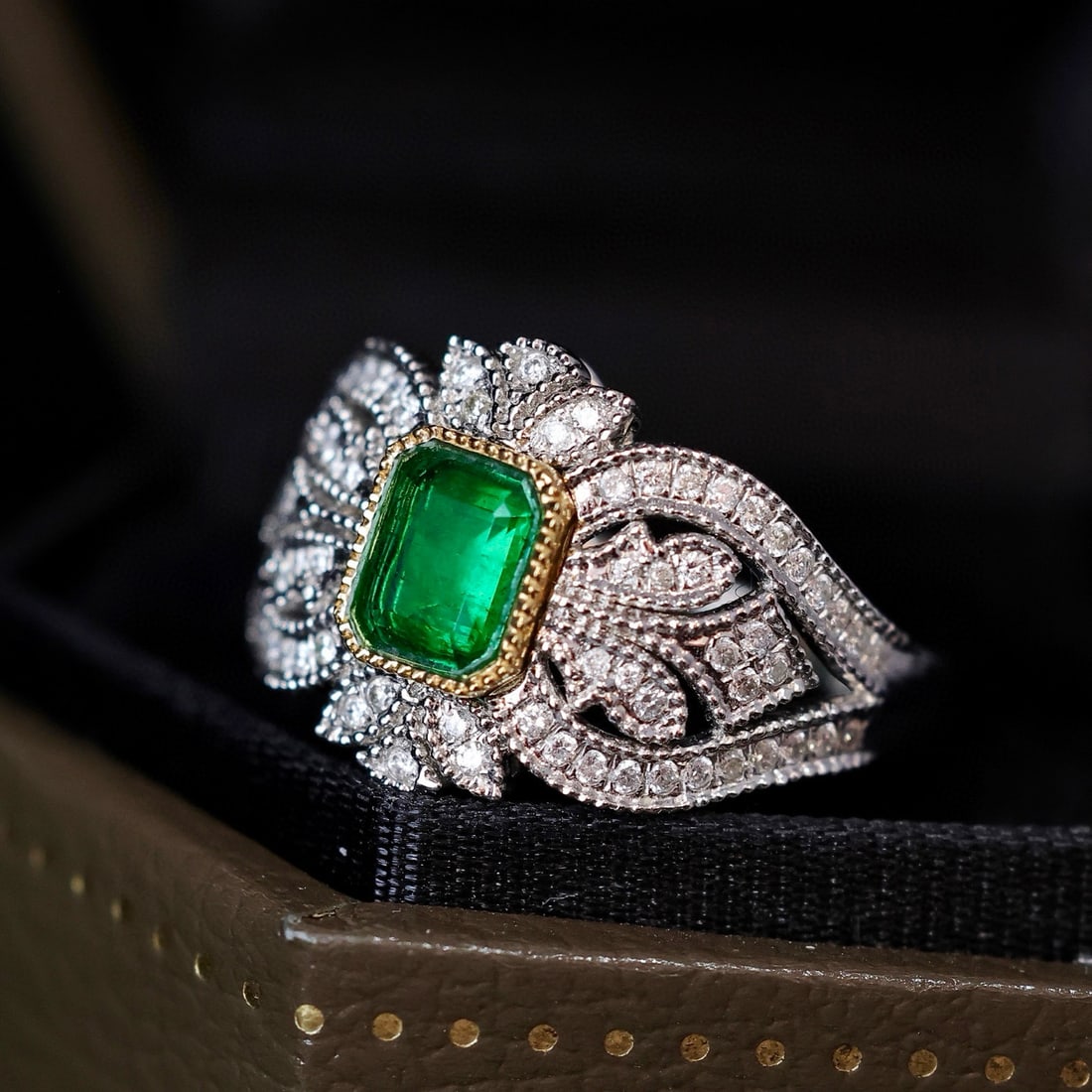 14k Gold 0.98 Ctw Vivid Green Natural Emerald & Diamond Ring - 3