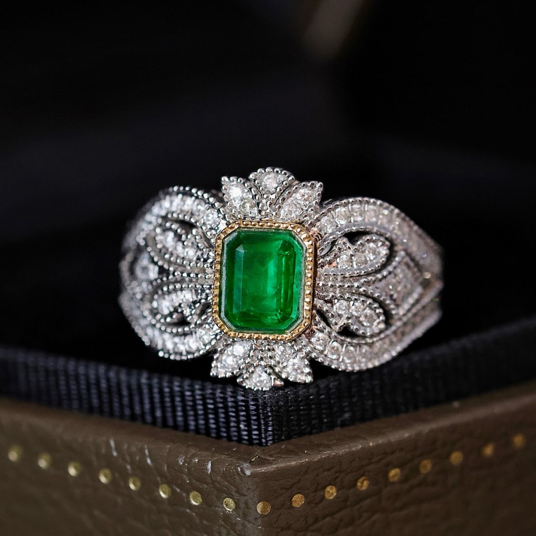 14k Gold 0.98 Ctw Vivid Green Natural Emerald & Diamond Ring - 4