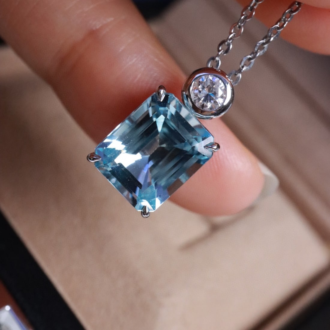 14k Gold 3.94 Ctw Natural Aquamarine & Diamond Pendant( Without Chain ): Ref:231072021 // gold content:14k gold // main gemstone:aquamarine // shape:octagonal // carat weight:3. 78ct // color:santa maria color // treatment:natural // // adjacent gemstone 2 : diamond // sha