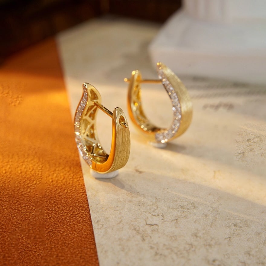 14k Gold 0.4 Ct Natural H Diamond Earrings: Ref:231072027 // gold content:14k gold // main gemstone:diamond // shape:round // carat weight:0. 4ct // clarity grade:vs-si // color:h // treatment:natural // cut grade:g // Condition: New Low Estima