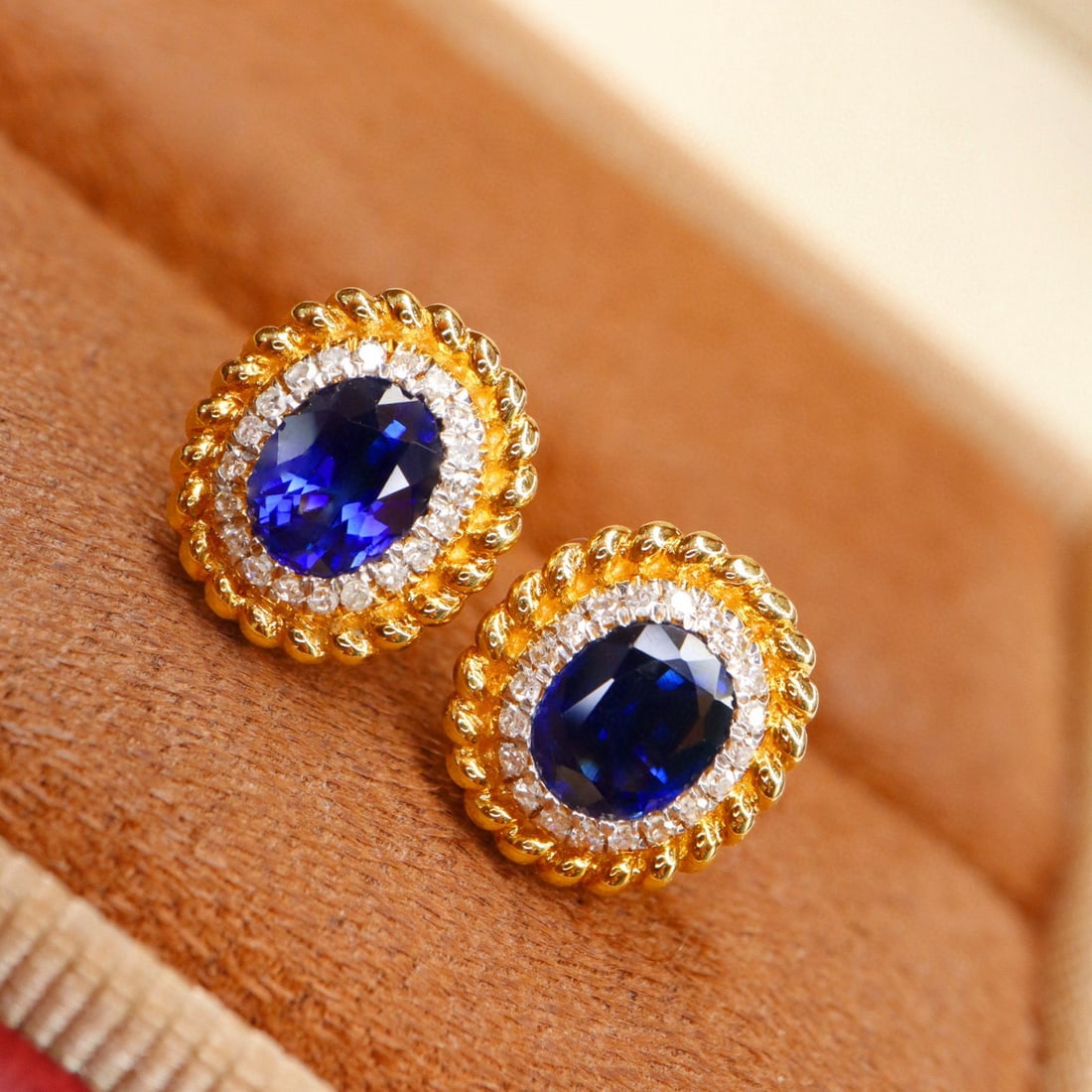 14k Gold 1.34 Ctw Natural Sapphire & Diamond Earrings: Ref:231072030 // gold content:14k gold // main gemstone:sapphire // shape:oval // carat weight:1. 22ct // color:royal blue // treatment:natural // // adjacent gemstone 2 : diamond // shape:round //