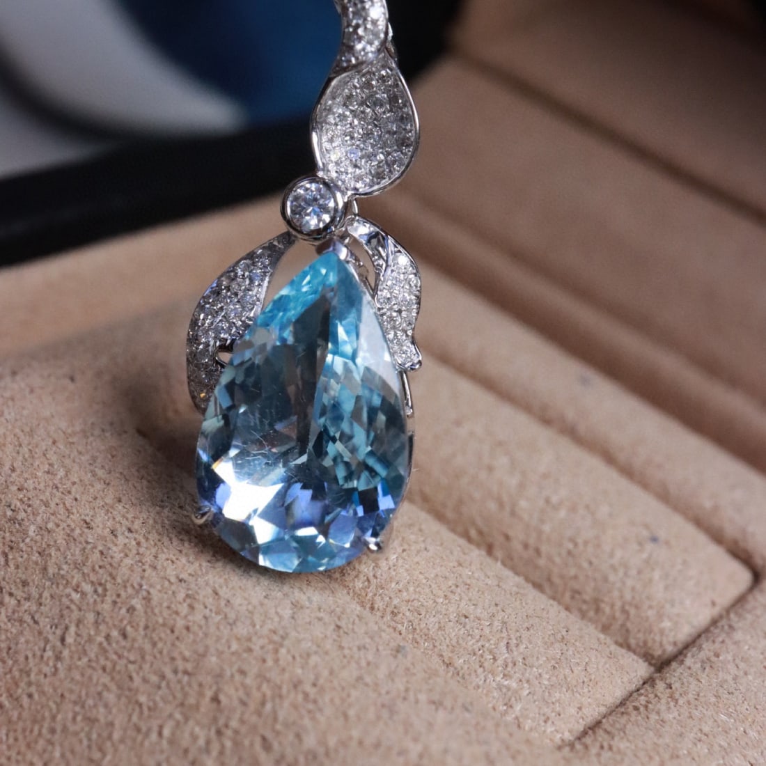 14k Gold 4.19 Ctw Natural Aquamarine & Diamond Pendant( Without Chain ): Ref:231072031 // gold content:14k gold // main gemstone:aquamarine // shape:pear // carat weight:3. 98ct // color:santa maria color // treatment:natural // // adjacent gemstone 2 : diamond //