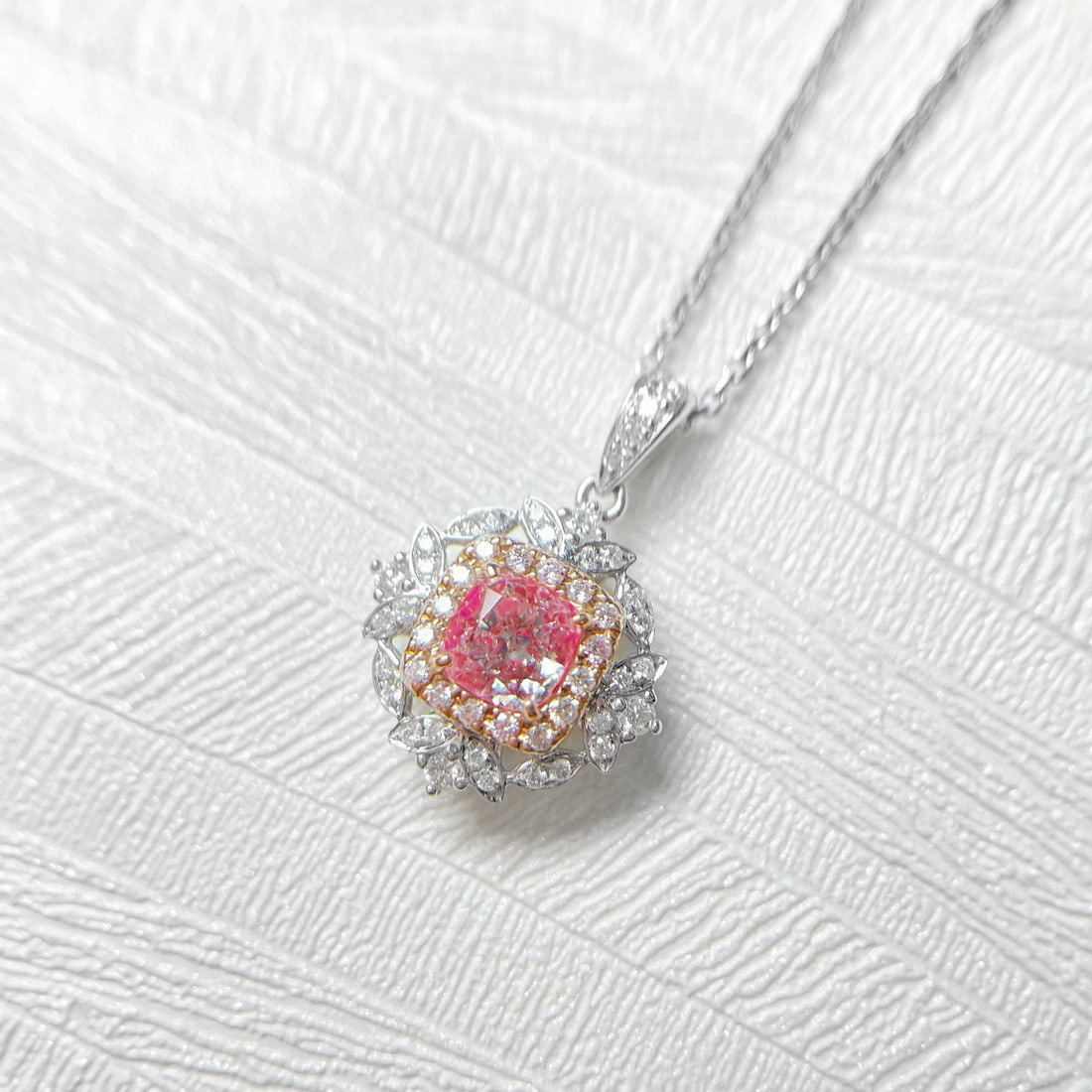 14k Gold 0.75 Ctw Natural Pink Diamond & Diamond Necklace: Ref:231072033 // gold content:14k gold // main gemstone:pink diamond // shape:cushion // carat weight:0. 55ct // color:pink // treatment:natural // // adjacent gemstone 2 : diamond // shape:round // c