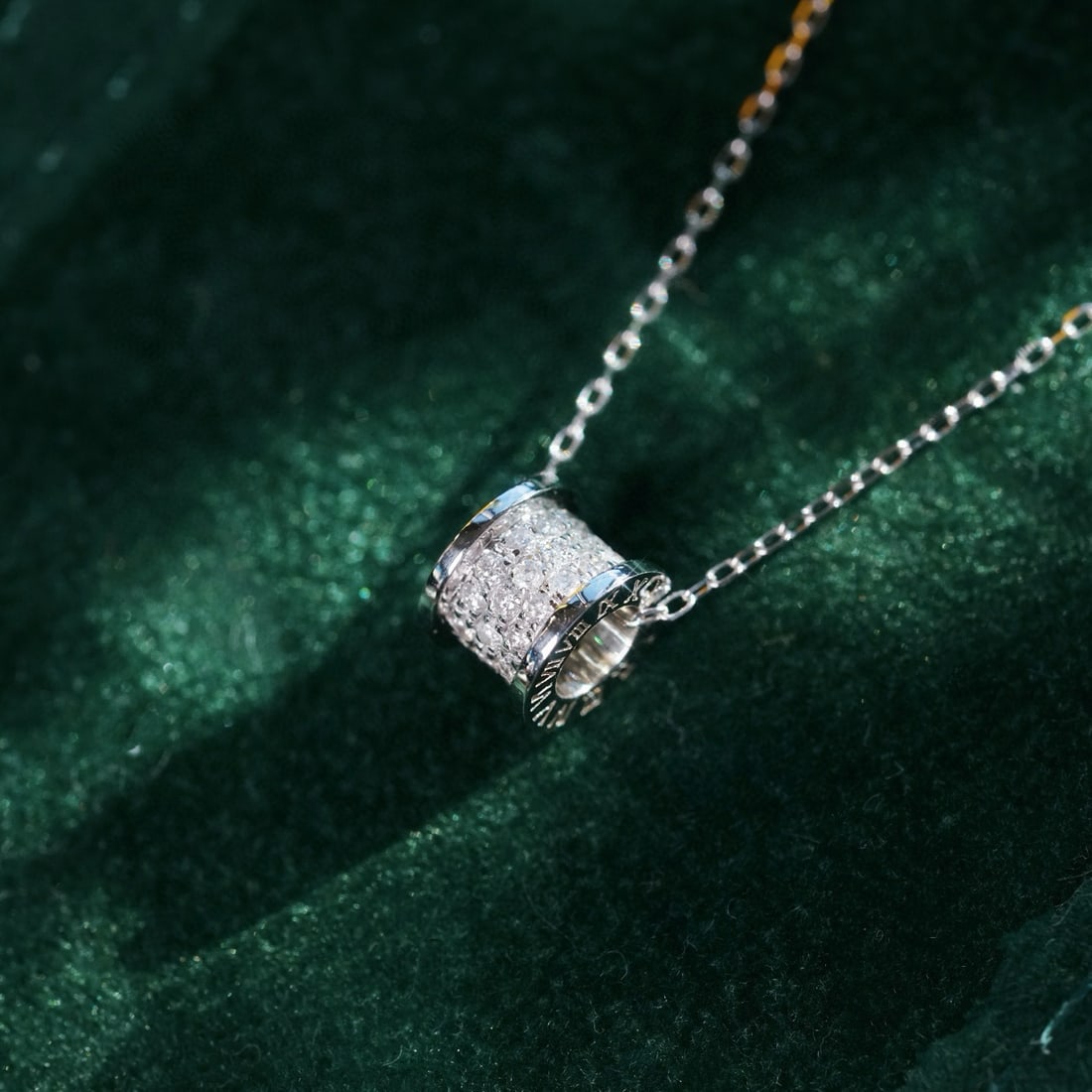 14k Gold 0.30 Ct Natural H Diamond Necklace: Ref:231072041 // gold content:14k gold // main gemstone:diamond // shape:round // carat weight:0. 30ct // clarity grade:vs-si // color:h // treatment:natural // cut grade:g // Low Estimate: 1500