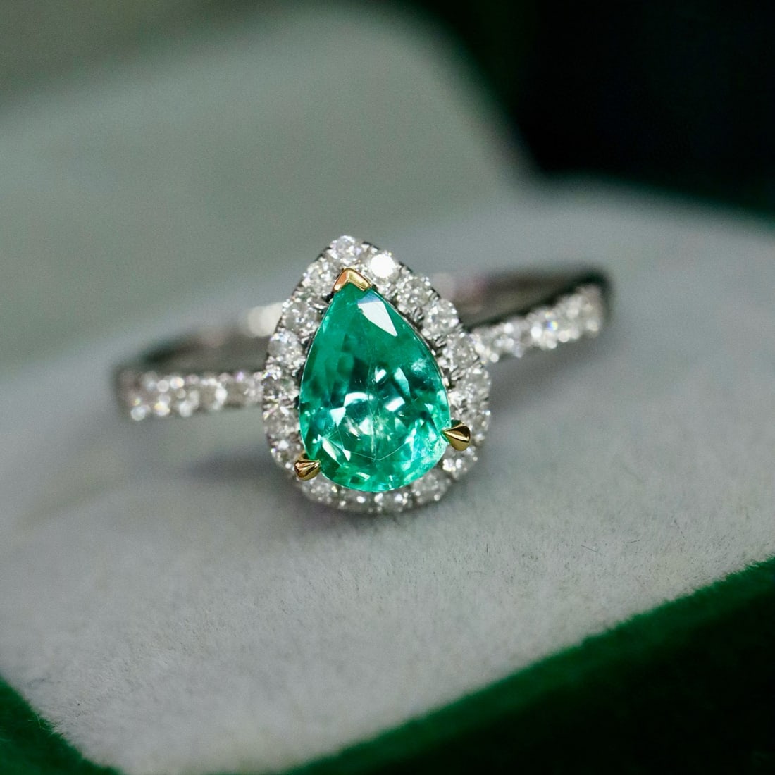 14k Gold 1.63 Ctw Natural Emerald & Diamond Ring: Ref:231072049 // gold content:14k gold // ring size:7. 25us // // main gemstone:emerald // shape:pear // carat weight:0. 86ct // color:green // treatment:natural // // adjacent gemstone 2 : diamond