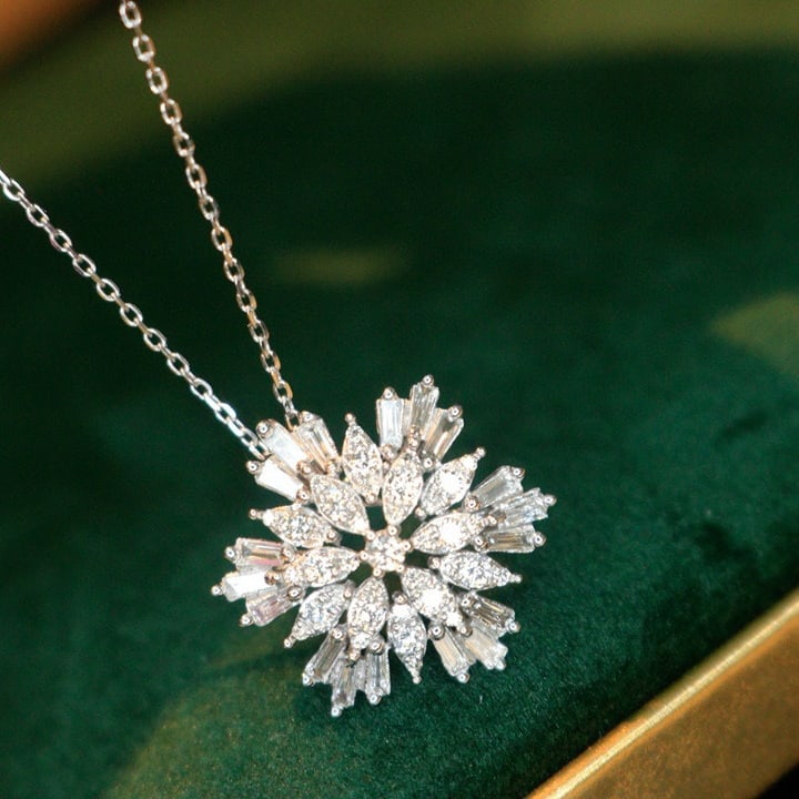 14k Gold 0.7 Ct Natural H Diamond Necklace: Ref:231072051 // gold content:14k gold // main gemstone:diamond // shape:round // carat weight:0. 7ct // clarity grade:vs-si // color:h // treatment:natural // cut grade:g // High Estimate: 5300 Low E