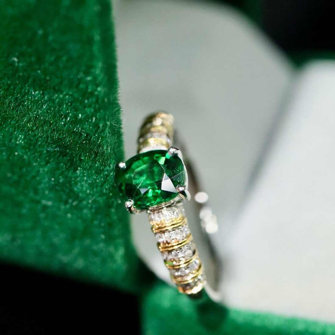 14k Gold 0.85 Ctw Vivid Green Natural Tsavorite & Diamond Ring - 2