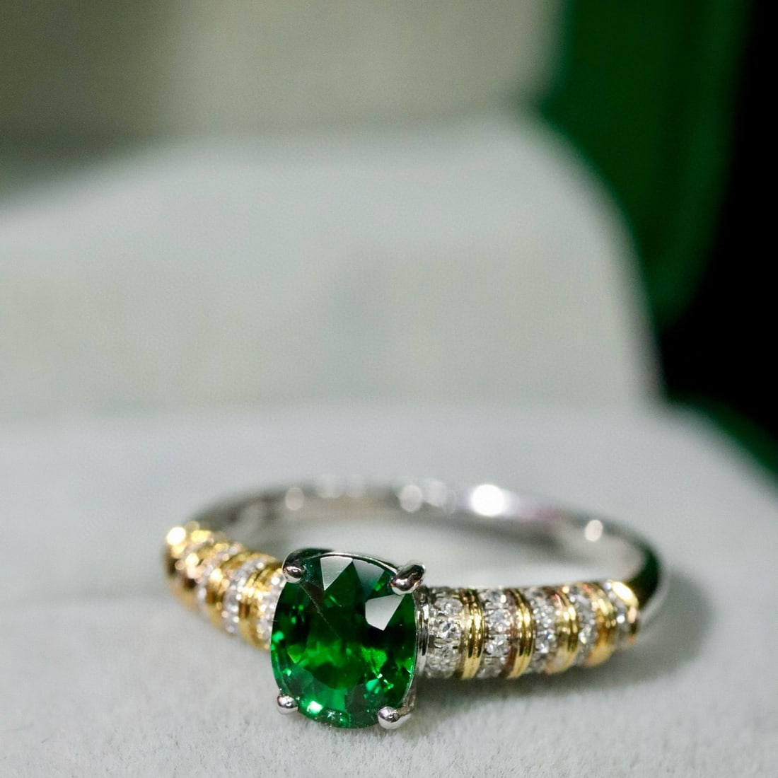 14k Gold 0.85 Ctw Vivid Green Natural Tsavorite & Diamond Ring - 3