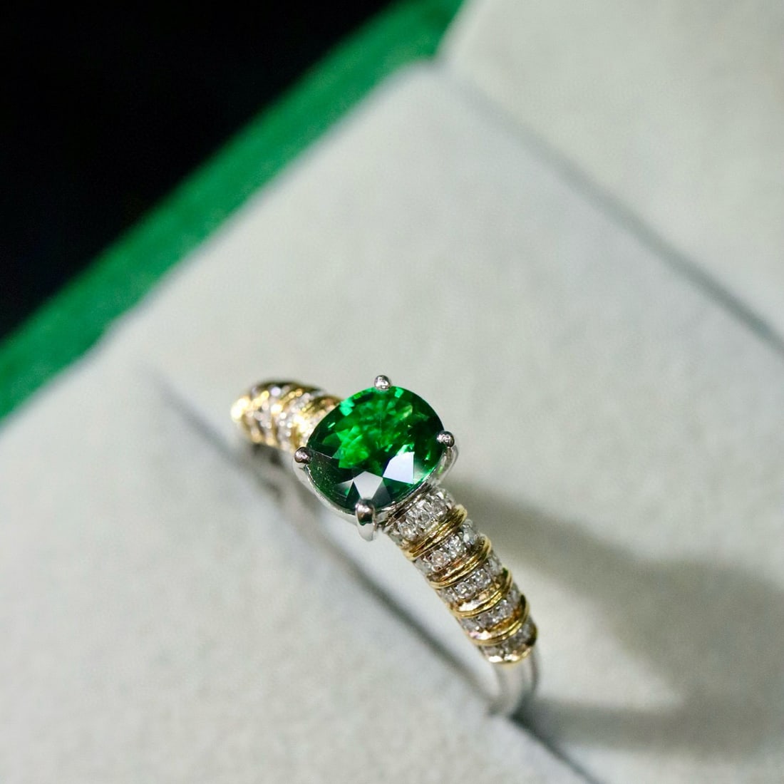 14k Gold 0.85 Ctw Vivid Green Natural Tsavorite & Diamond Ring - 4