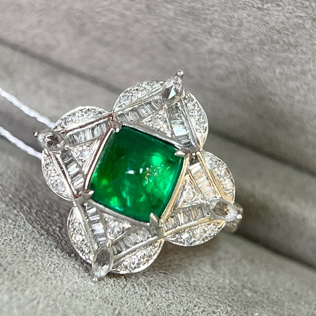 14k Gold 2.53 Ctw Vivid Green Natural Emerald & Diamond Ring: Ref:231072073 // gold content:14k gold // ring size:7. 25us // // main gemstone:emerald // shape:sugar-loaf // carat weight:1. 88ct // color:vivid green // treatment:natural // // adjacent gemstone 2