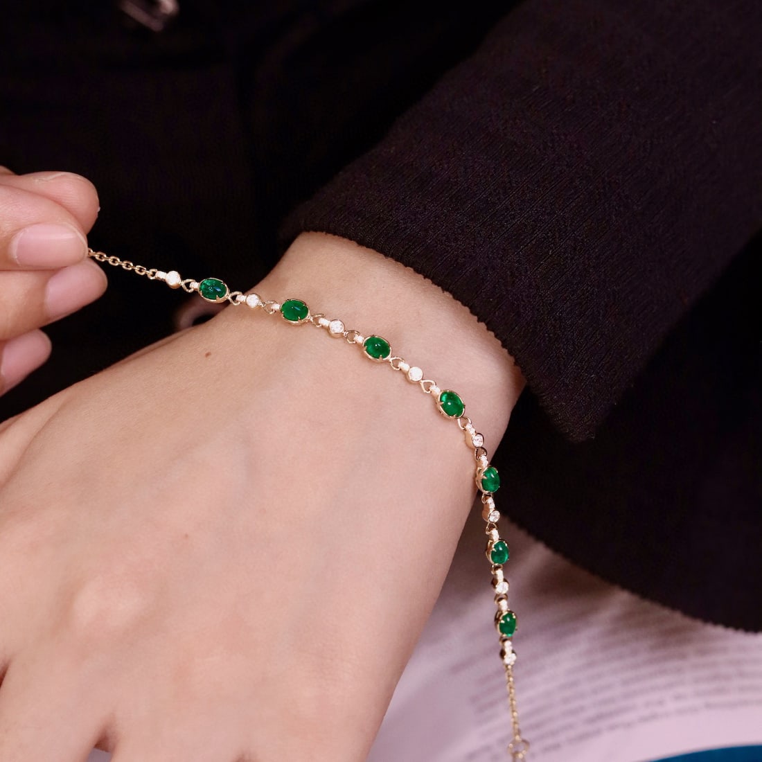 14k Gold 1.83 Ctw Vivid Green Natural Emerald & Diamond Bracelet: Ref:231072085 // gold content:14k gold // main gemstone:emerald // shape:oval // carat weight:1. 5ct // color:vivid green // treatment:natural // // adjacent gemstone 2 : diamond // shape:round //