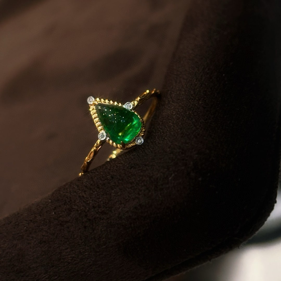 14k Gold 1 Ct Vivid Green Natural Emerald & Diamond Ring: Ref:231072109 // gold content:14k gold // ring size:7. 25us // // main gemstone:emerald // shape:pear // carat weight:1ct // color:vivid green // treatment:natural // // adjacent gemstone 2 : diamond