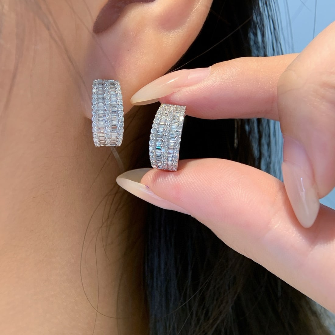 14k Gold 1 Ct Natural H Diamond Earrings: Ref:231072112 // gold content:14k gold // main gemstone:diamond // shape:multiple // carat weight:1ct // clarity grade:vs-si // color:h // treatment:natural // Low Estimate: 3700 Condition: New High