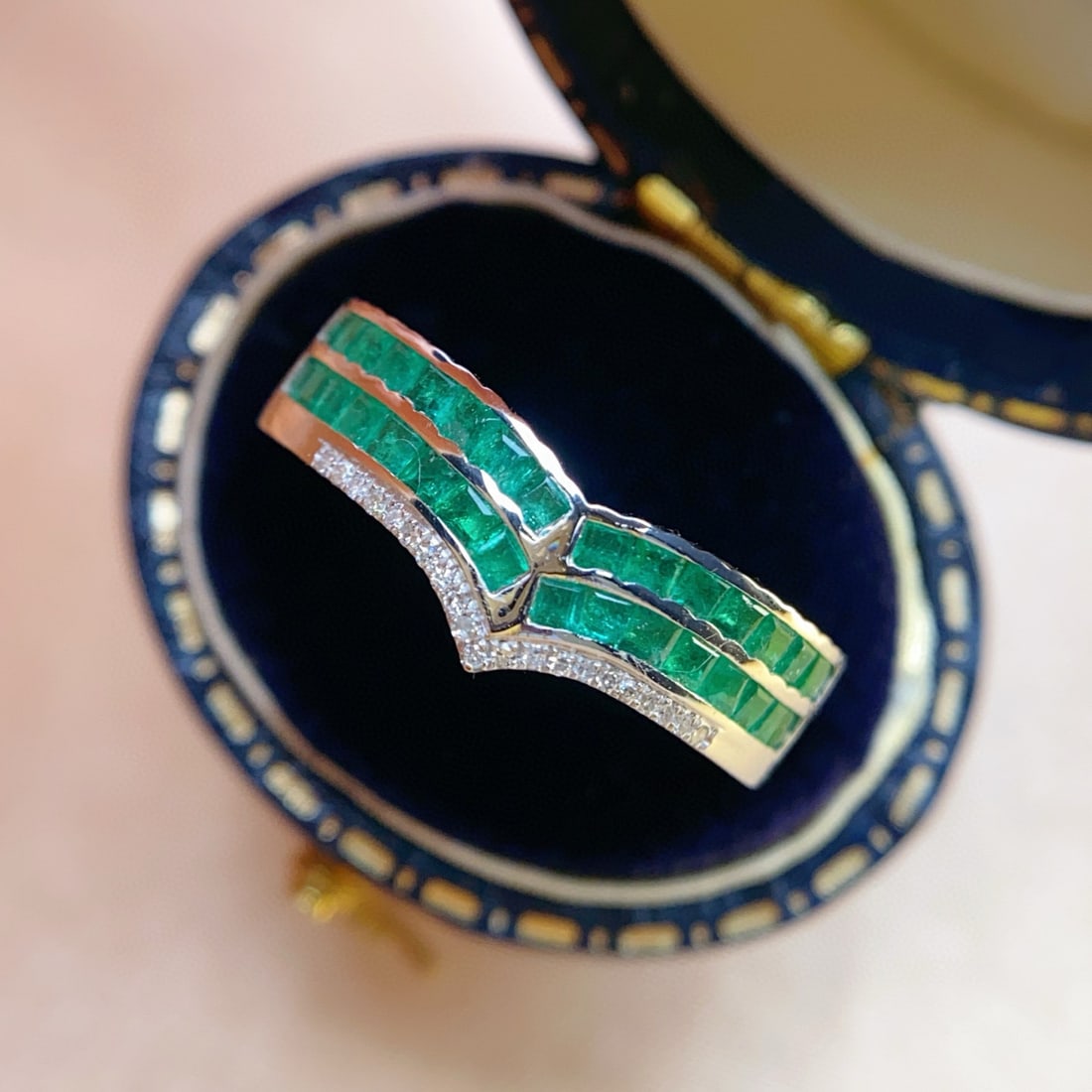 14k Gold 2.00 Ct Natural Emerald & Diamond Ring: Ref:231072134 // gold content:14k gold // ring size:7. 25us // // main gemstone:emerald // shape:square // carat weight:2. 00ct // color:green // treatment:natural // // adjacent gemstone 2 : diamond