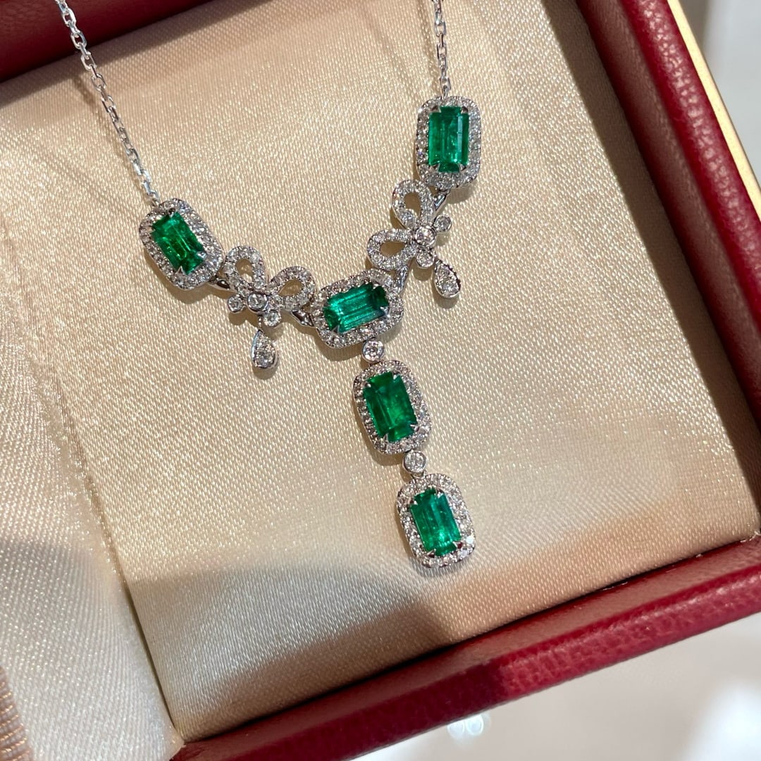14k Gold 1.45 Ct Vivid Green Natural Emerald & Diamond Necklace: Ref:231072146 // gold content:14k gold // main gemstone:emerald // shape:octagonal // carat weight:1. 45ct // color:vivid green // treatment:natural // // adjacent gemstone 2 : diamond // shape:round