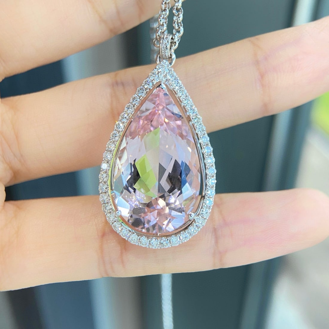 14k Gold 17.66 Ctw Natural Morganite & Diamond Necklace: Ref:231072149 // gold content:14k gold // main gemstone:morganite // shape:pear // carat weight:16. 8ct // color:pink // treatment:natural // // adjacent gemstone 2 : diamond // shape:round // carat