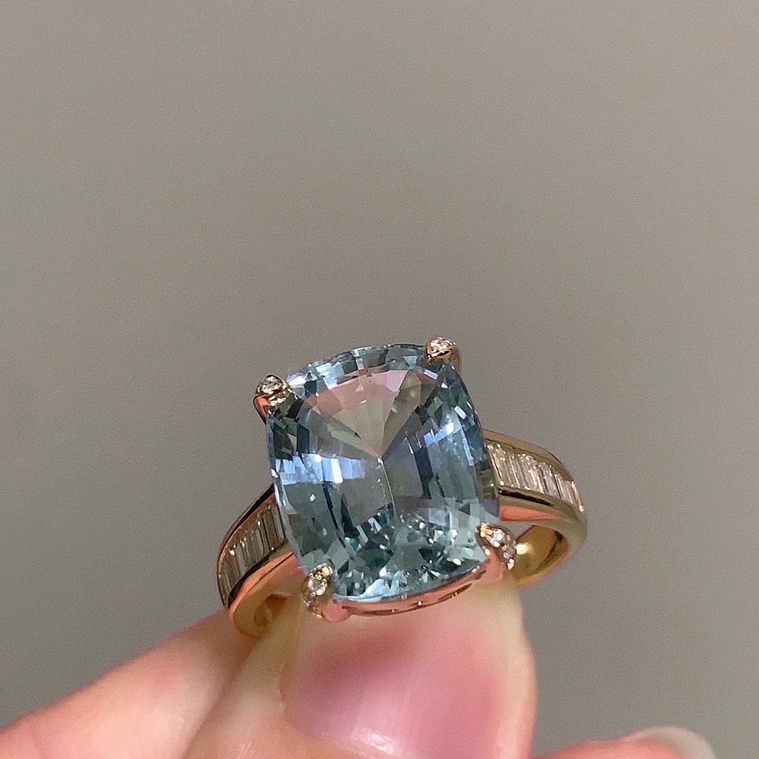 14k Gold 4.60 Ct Natural Aquamarine & Diamond Ring: Ref:231072160 // gold content:14k gold // ring size:7. 25us // // main gemstone:aquamarine // shape:cushion // carat weight:4. 60ct // color:santa maria color // treatment:natural // // adjacent