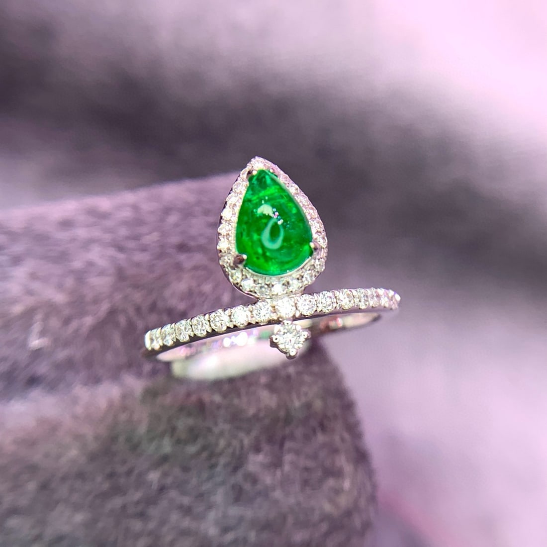 14k Gold 0.8 Ct Vivid Green Natural Emerald & Diamond Ring - 2