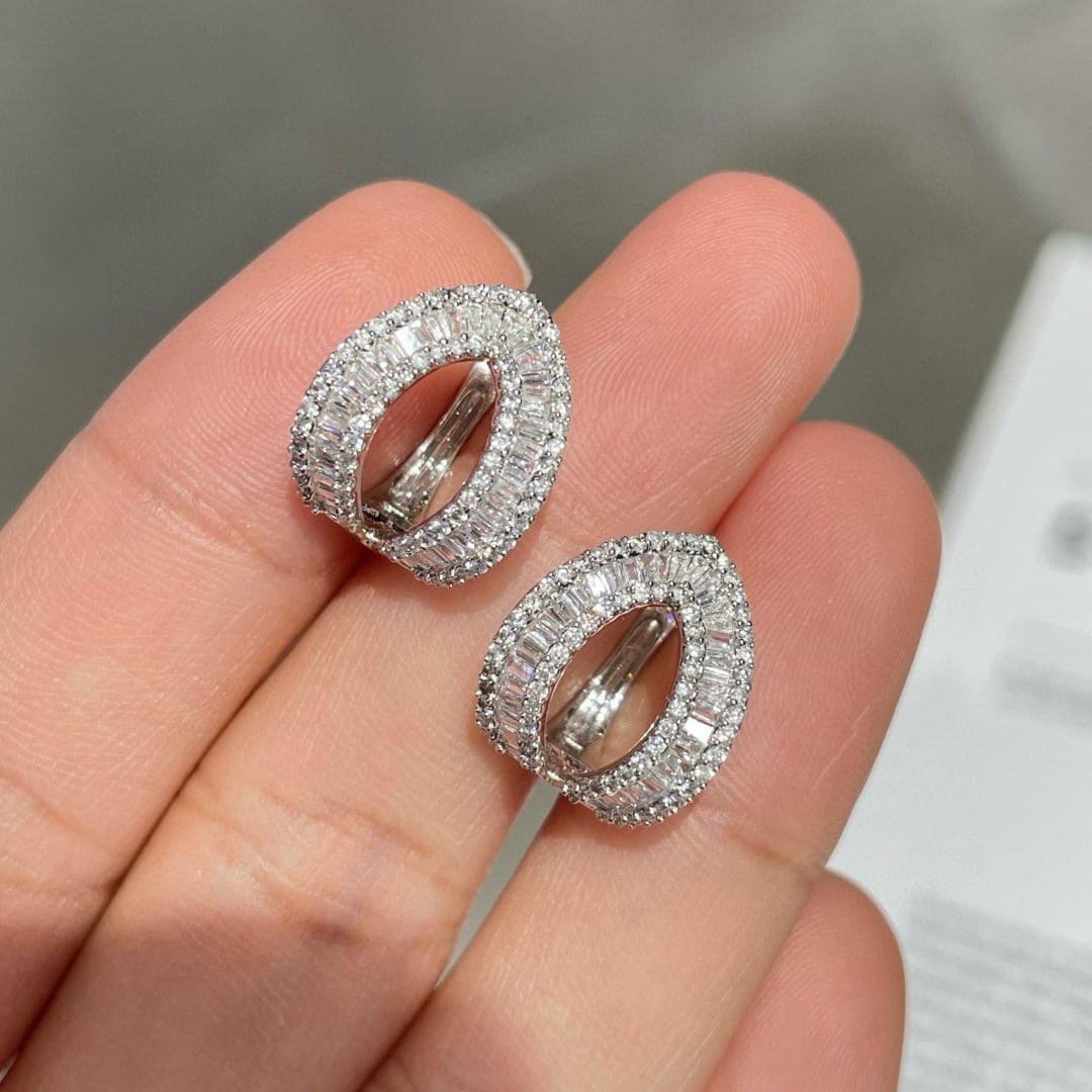14k Gold 0.8 Ct Natural H Diamond Earrings: Ref:231072184 // gold content:14k gold // main gemstone:diamond // shape:multiple // carat weight:0. 8ct // clarity grade:vs-si // color:h // treatment:natural // Condition: New Low Estimate: 4800.00 