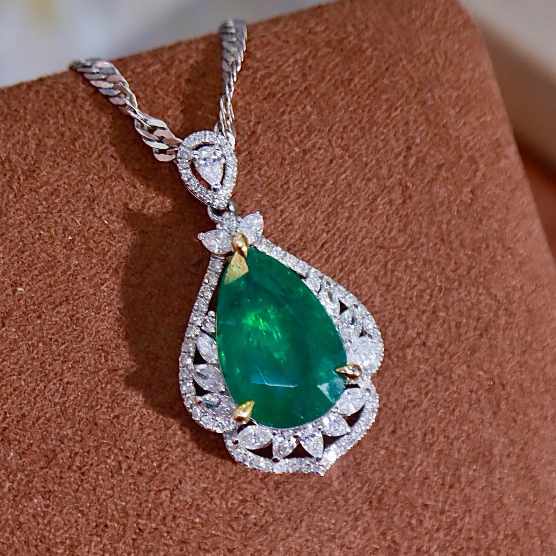 14k Gold 5.96 Ctw Vivid Green Natural Emerald & Diamond Pendant( Without Chain ): Ref:231072189 // gold content:14k gold // main gemstone:emerald // shape:pear // carat weight:5. 10ct // color:vivid green // treatment:natural // // adjacent gemstone 2 : diamond // shape:multiple