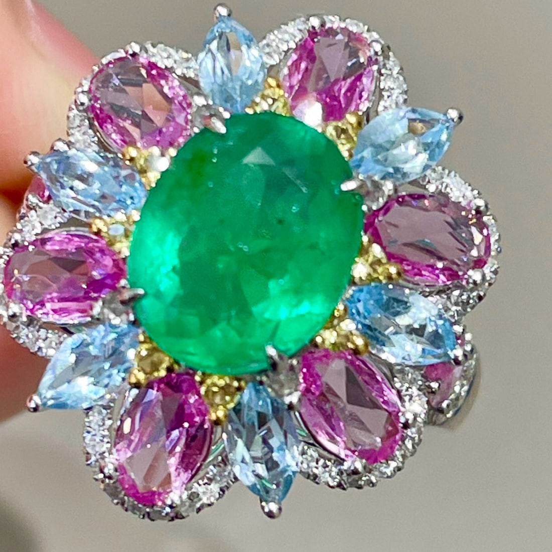 14k Gold 1.65 Ct Vivid Green Natural Emerald & Diamond Ring: Ref:231072191 // gold content:14k gold // ring size:7. 25us // // main gemstone:emerald // shape:oval // carat weight:1. 65ct // color:vivid green // treatment:natural // // adjacent gemstone 2 :