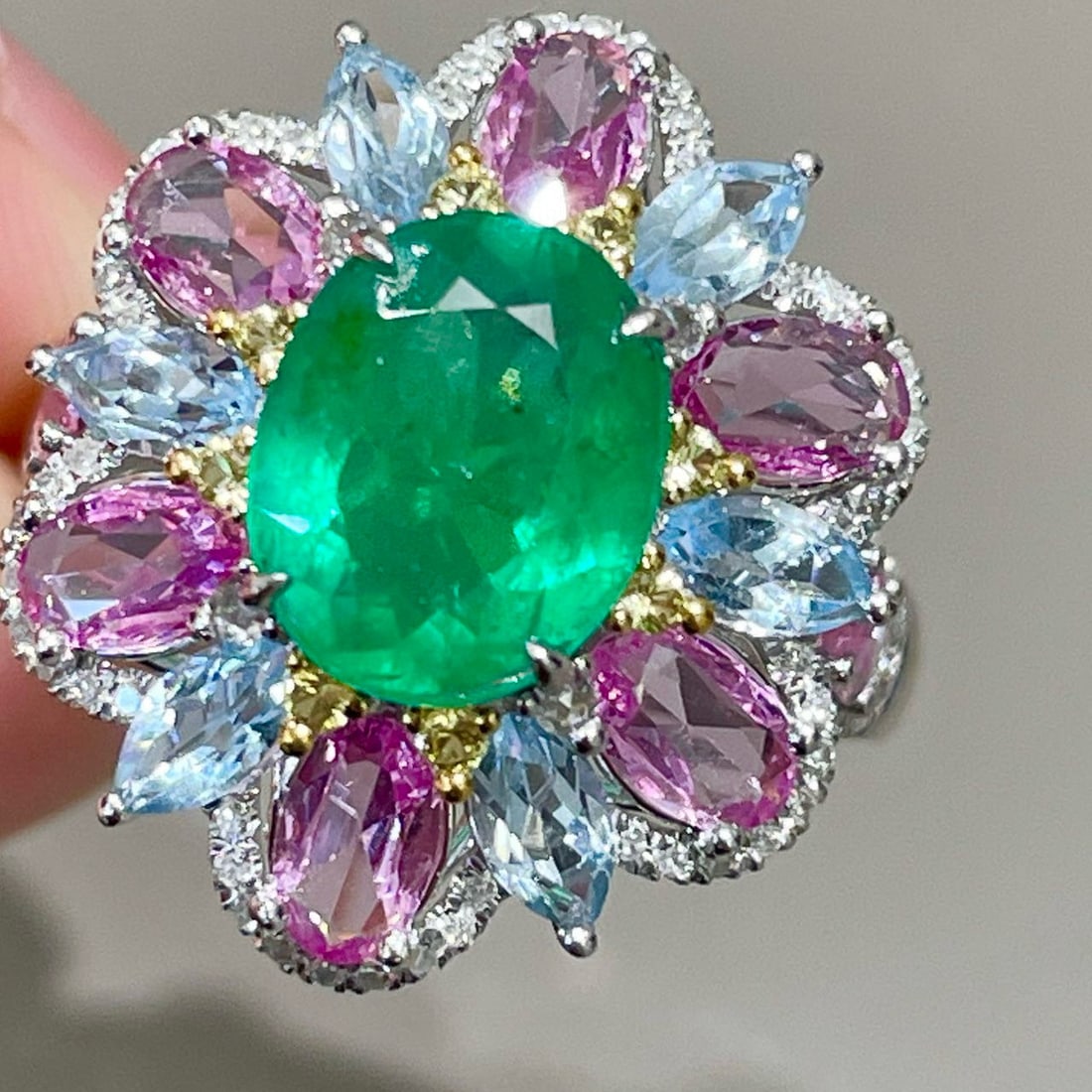 14k Gold 1.65 Ct Vivid Green Natural Emerald & Diamond Ring - 2