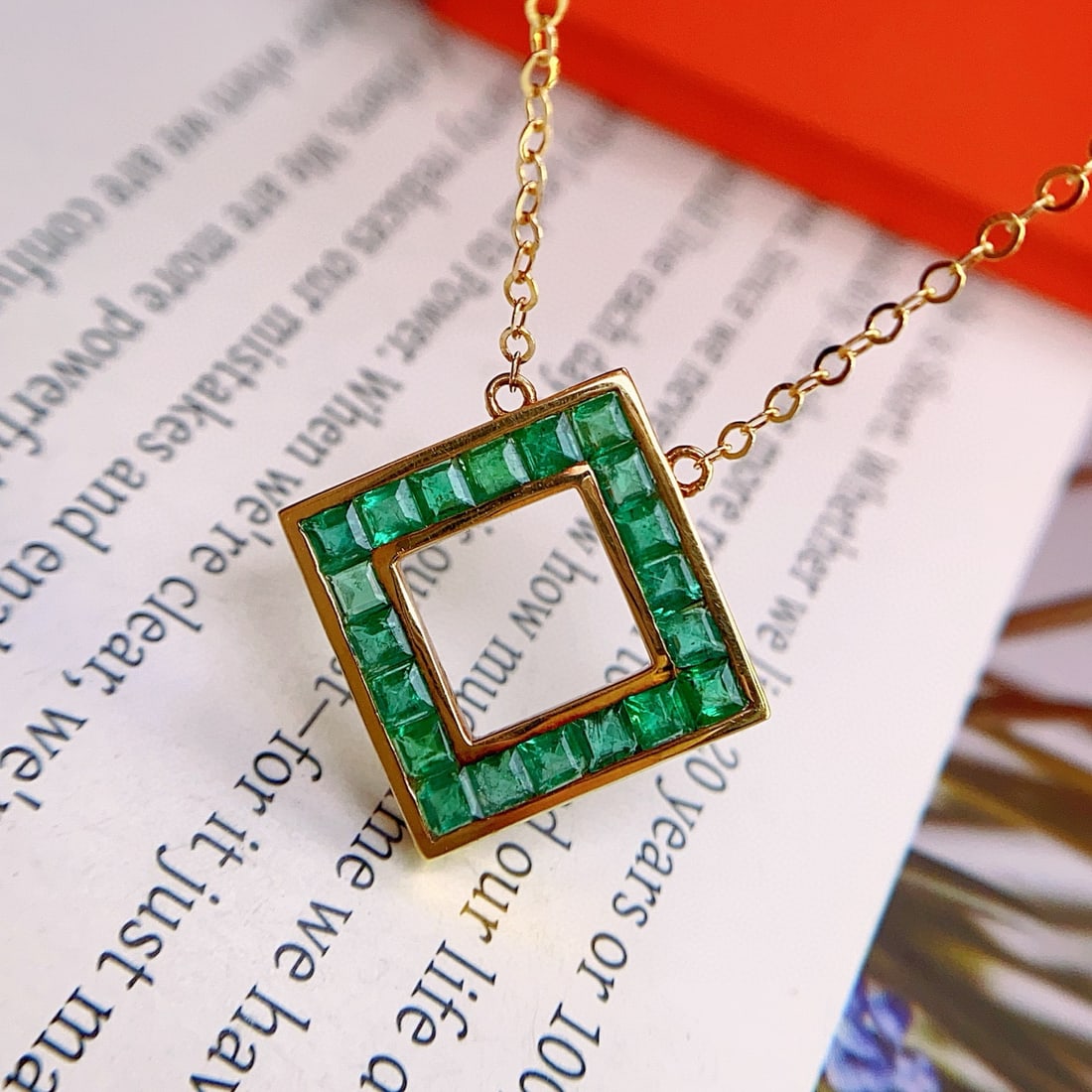 14k Gold 1.40 Ct Vivid Green Natural Emerald Necklace - 2