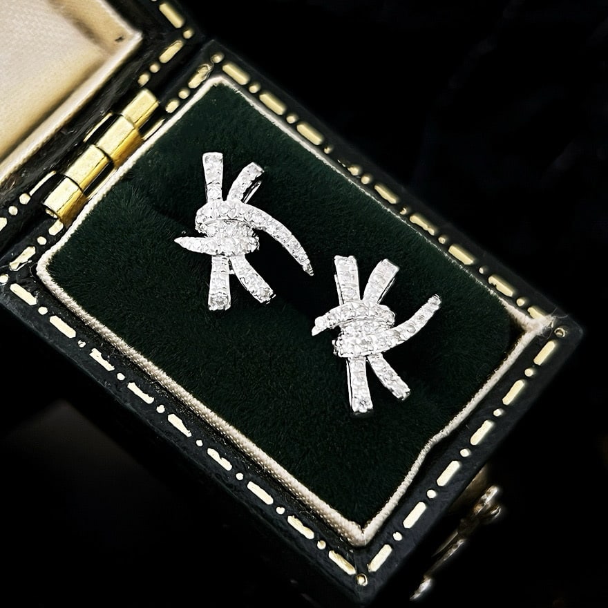 14k Gold 0.22 Ct Natural H Diamond Earrings: Ref:231072198 // gold content:14k gold // main gemstone:diamond // shape:round // carat weight:0. 22ct // clarity grade:vs-si // color:h // treatment:natural // cut grade:g // High Estimate: 3300 Low