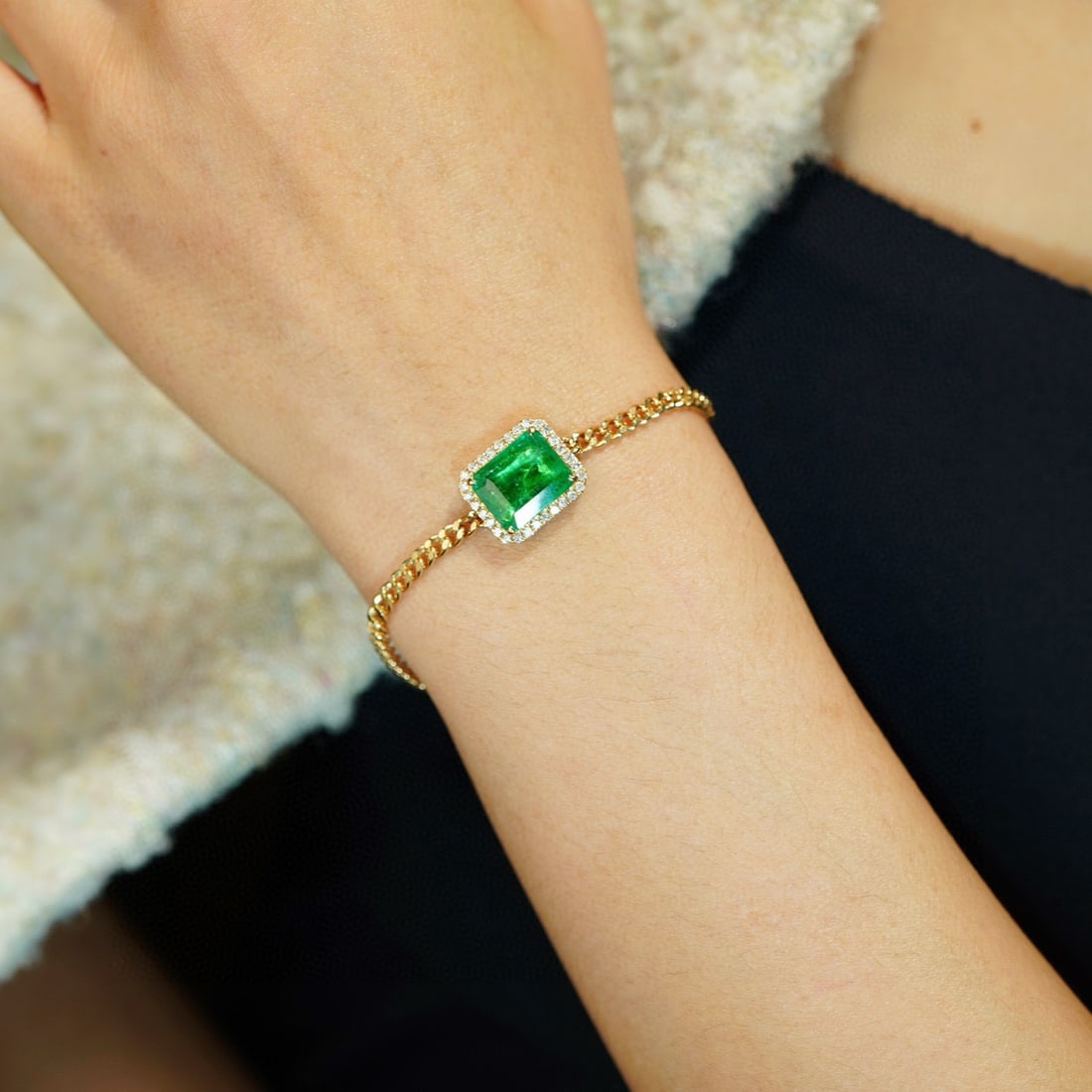 14k Gold 4 Ct Vivid Green Natural Emerald & Diamond Bracelet: Ref:231072206 // gold content:14k gold // main gemstone:emerald // shape:octagonal // carat weight:4ct // color:vivid green // treatment:natural // // adjacent gemstone 2 : diamond // shape:round //