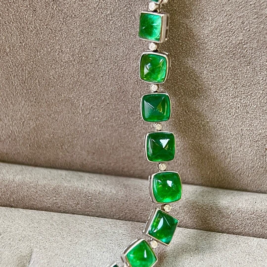 14k Gold 10.53 Ctw Vivid Green Natural Emerald & Diamond Bracelet: Ref:231072207 // gold content:14k gold // main gemstone:emerald // shape:sugar-loaf // carat weight:10. 01ct // color:vivid green // treatment:natural // // adjacent gemstone 2 : diamond //