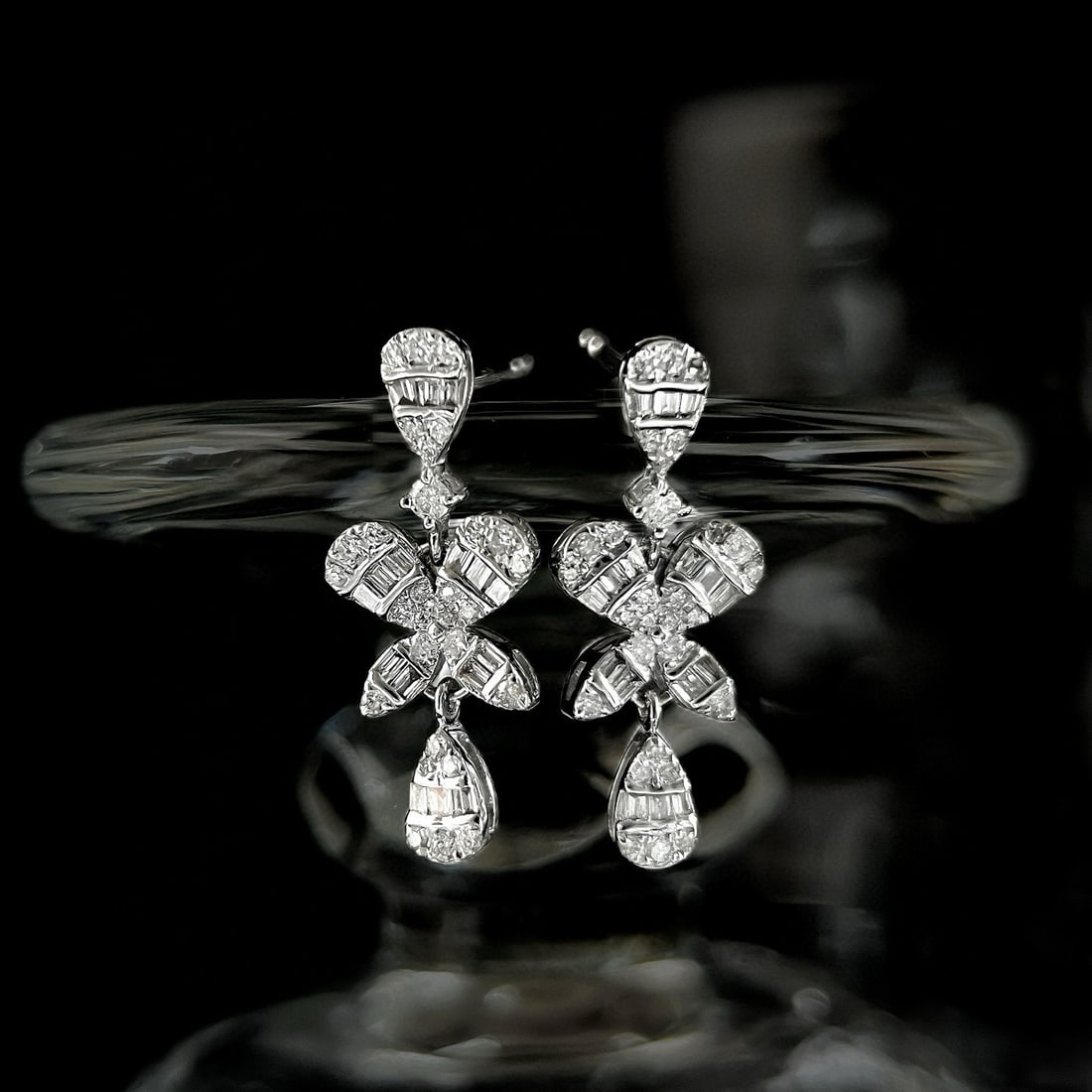 14k Gold 0.5 Ct Natural H Diamond Earrings: Ref:231072214 // gold content:14k gold // main gemstone:diamond // shape:multiple // carat weight:0. 5ct // clarity grade:vs-si // color:h // treatment:natural // Low Estimate: 2400 Condition: New