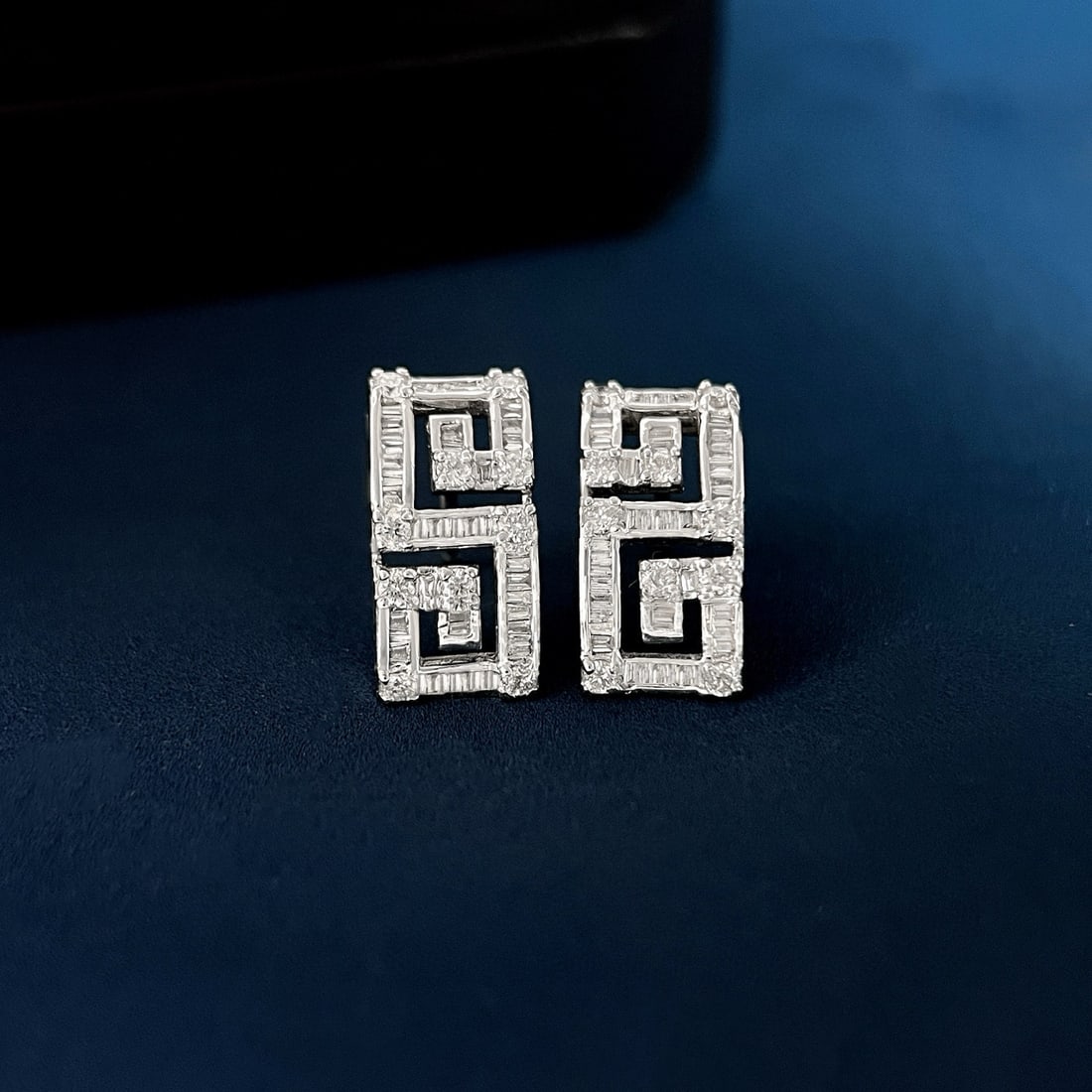 14k Gold 0.86 Ct Natural H Diamond Earrings: Ref:231072216 // gold content:14k gold // main gemstone:diamond // shape:multiple // carat weight:0. 86ct // clarity grade:vs-si // color:h // treatment:natural // High Estimate: 5300 Low Estimate: 35